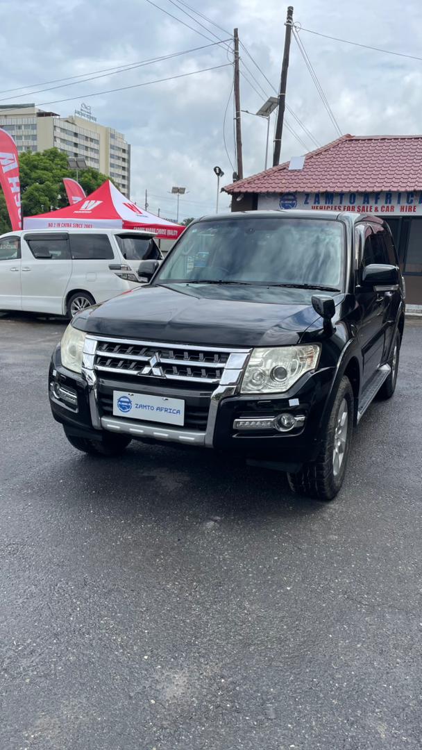 Mitsubishi Pajero 3.8L 2014 - Side View
